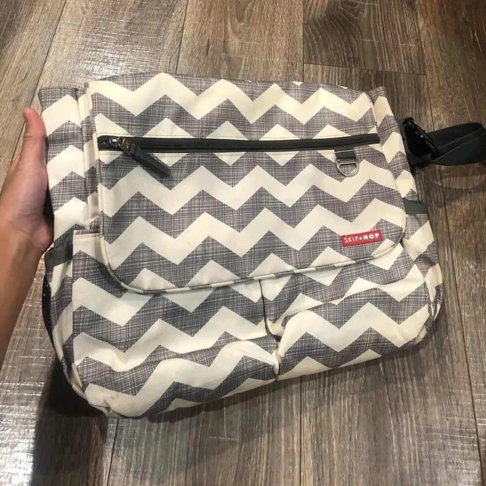 Baby Bag Skip Hop Chevron Patterned in Gray and White